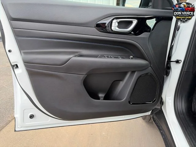 New 2026 White Jeep Latitude image 10
