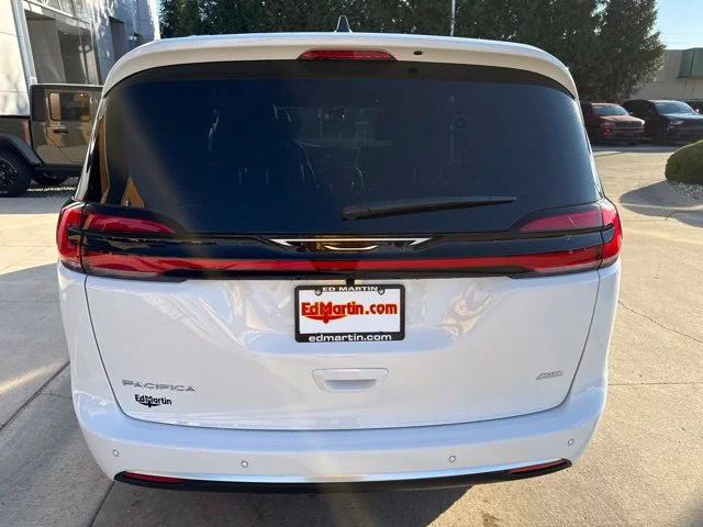 New 2027 White Chrysler Pinnacle image 4
