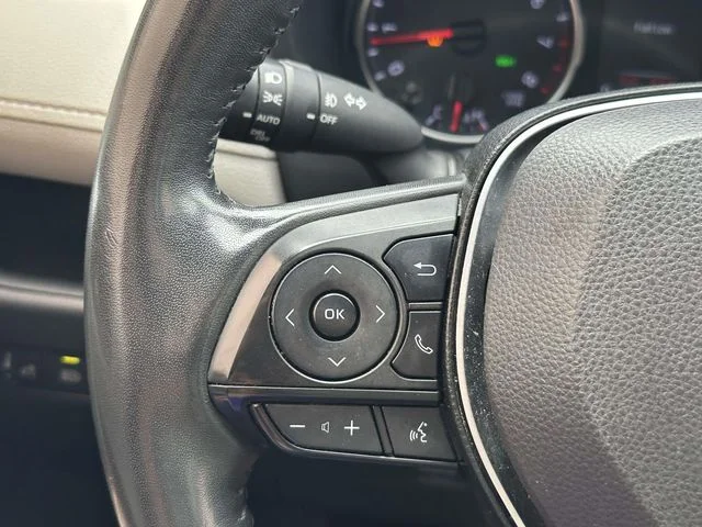 Used 2021 Red Toyota XLE Premium image 27