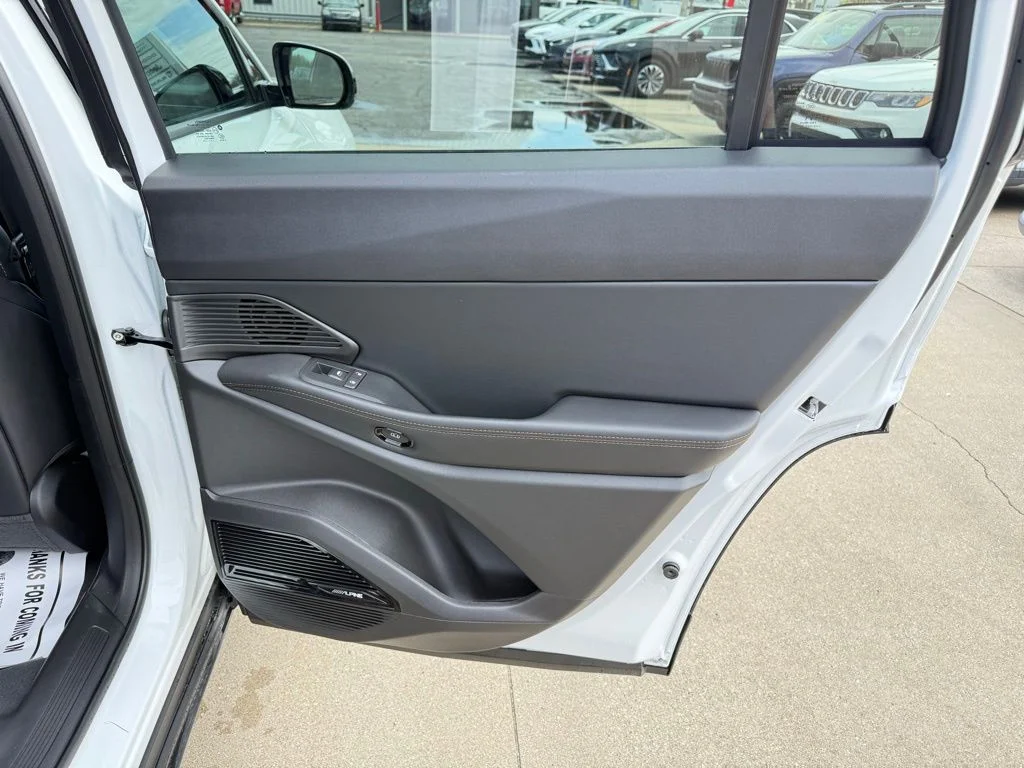 New 2026 Bright White Clear-Coat Exterior Paint Jeep Limited image 24
