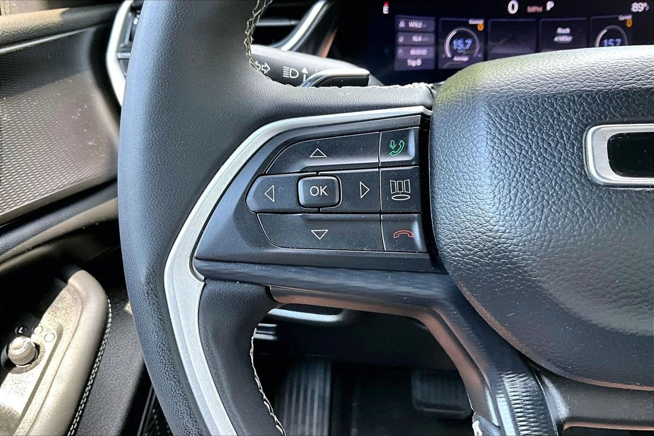 Used 2023 Silver Jeep Altitude image 27