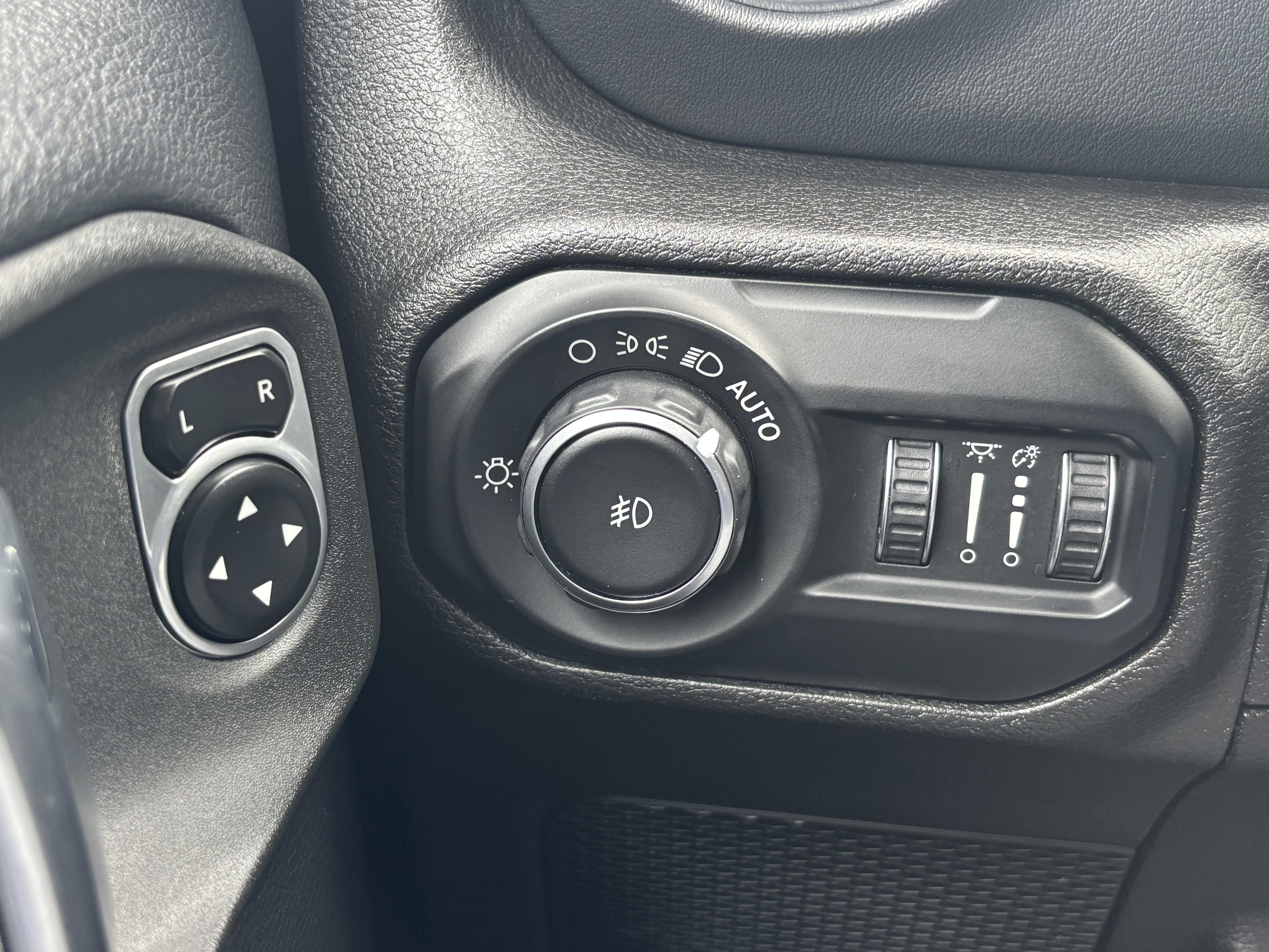 Used 2019 Black Clearcoat Jeep Sahara image 22