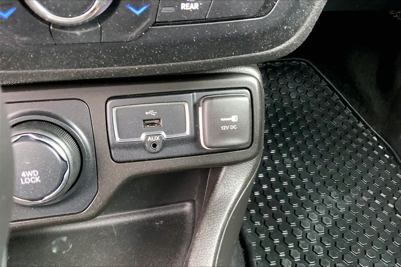 Used 2023 Alpine White Clearcoat Jeep Altitude image 31