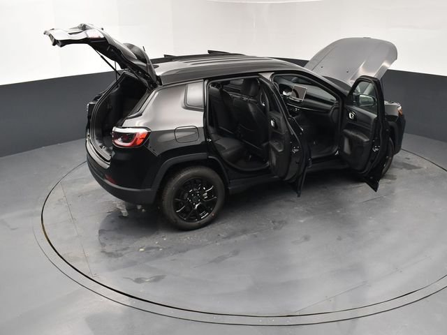 New 2026 Diamond Black Crystal Pearl-Coat Exterior Paint Jeep Latitude image 30