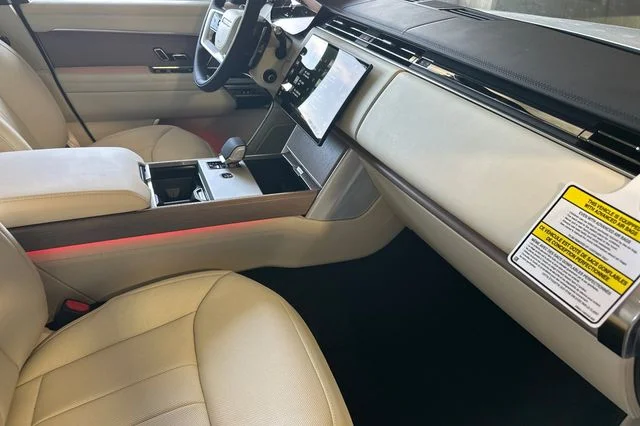 New 2026 Ostuni Pearl White Land Rover SE image 15