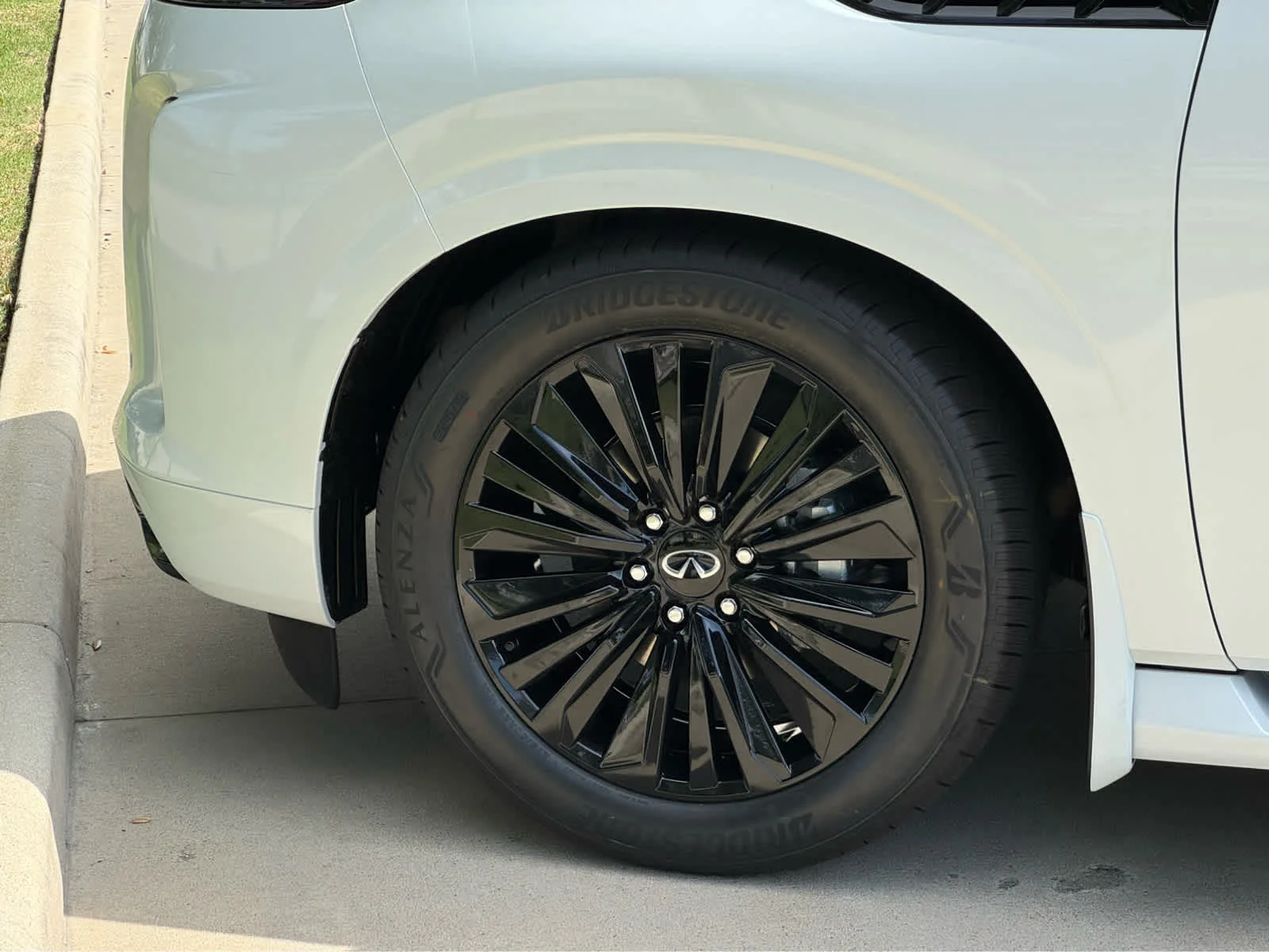 New 2026 RADIANT WHITE INFINITI Luxe 2WD image 6