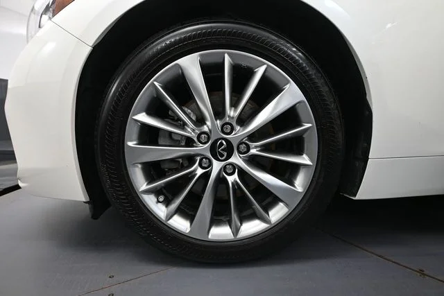 Certified Used 2024 White INFINITI LUXE image 12