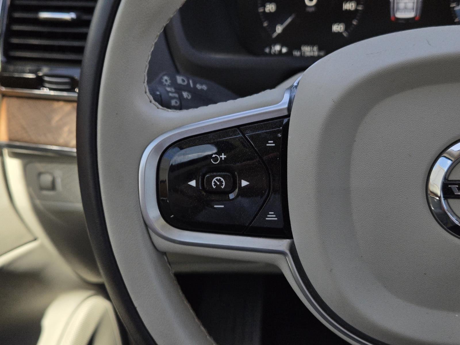 Used 2022 Crystal White Metallic Volvo Momentum image 16