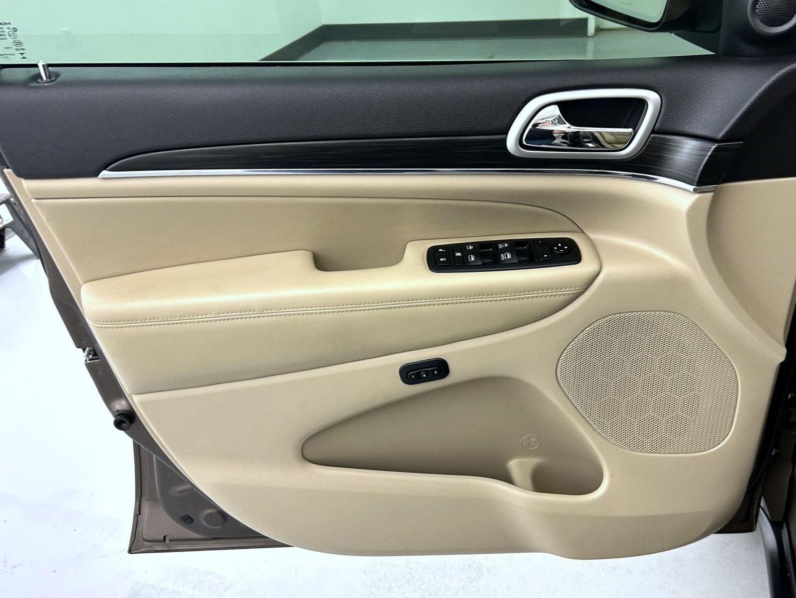 Used 2020 Brown Jeep Limited image 9