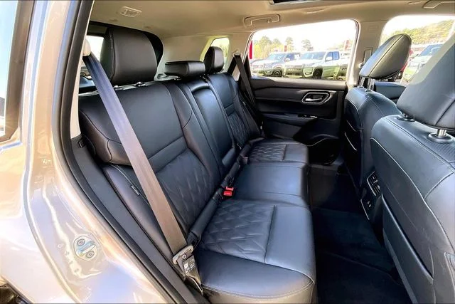 Used 2025 Gold Nissan Platinum image 22