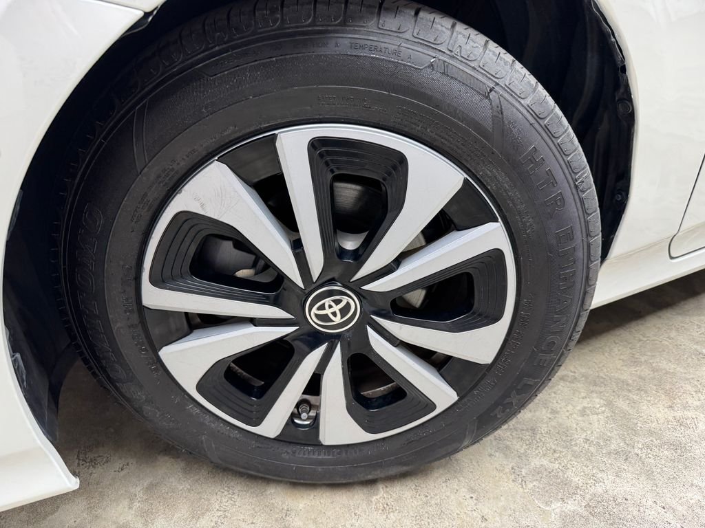 Used 2019 White Toyota Advanced image 29