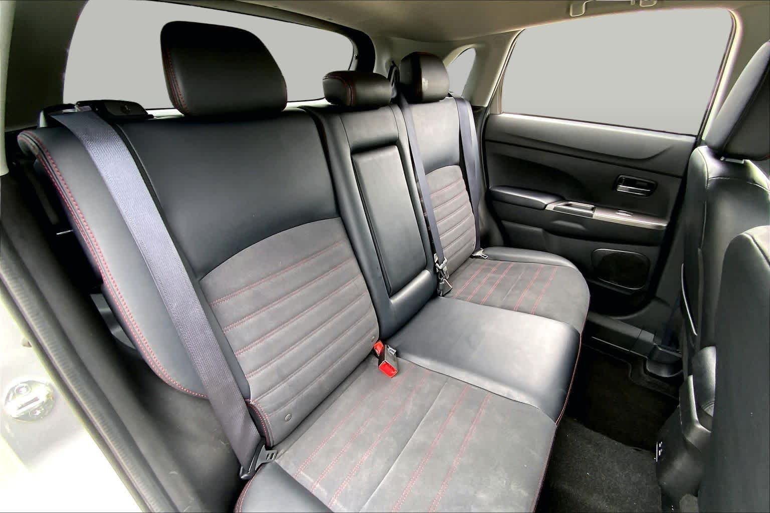 Used 2024 Alloy Silver Metallic Mitsubishi SE image 19