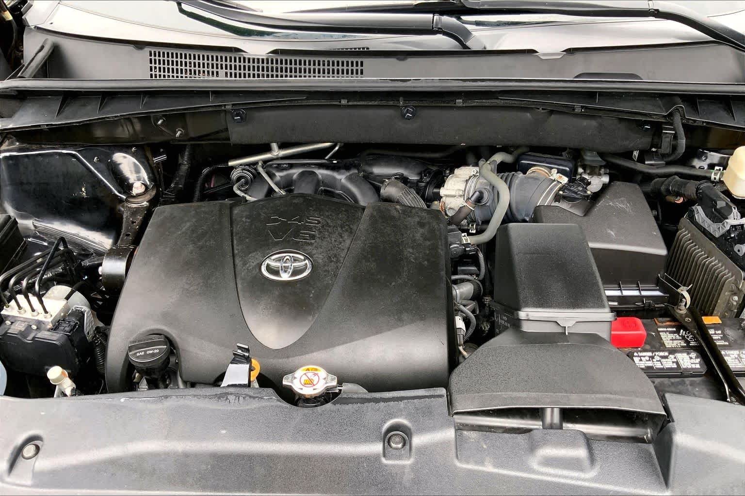 Used 2019 Midnight Black Metallic Toyota LE image 32