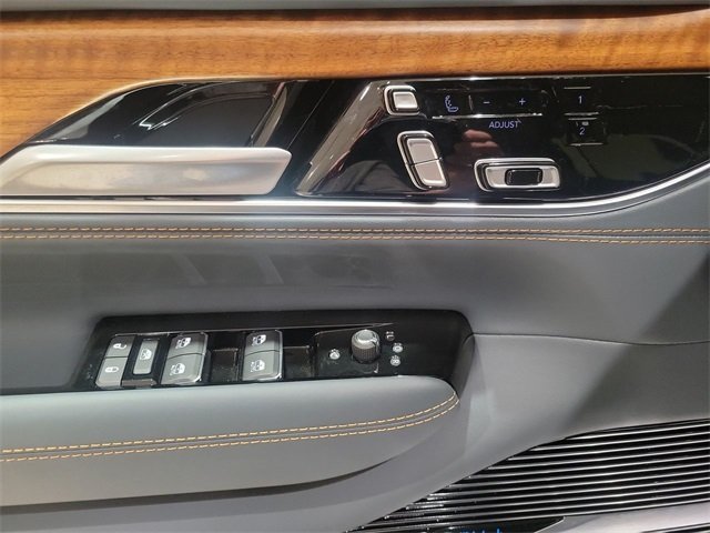 2022 Jeep Grand Wagoneer II photo 4