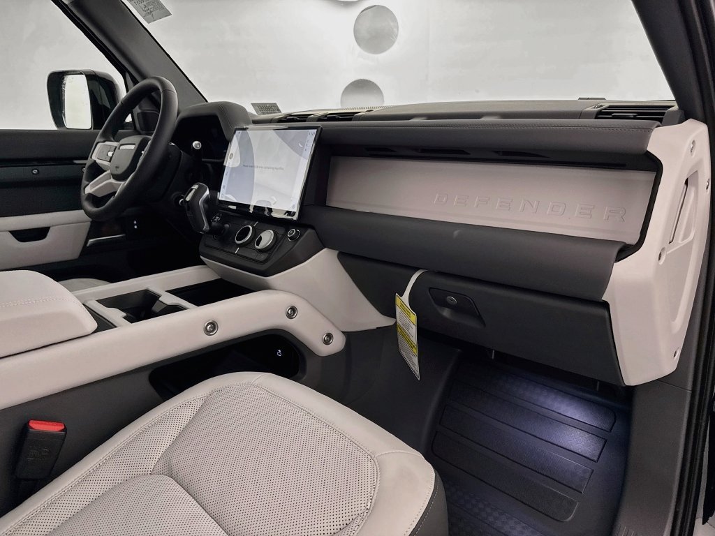 New 2026 Santorini Black Land Rover X-Dynamic SE image 30
