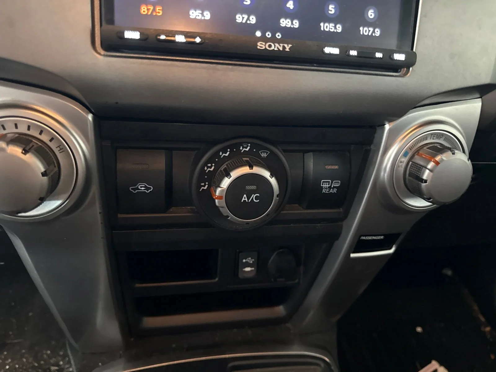 Used 2014 Silver Toyota SR5 image 26