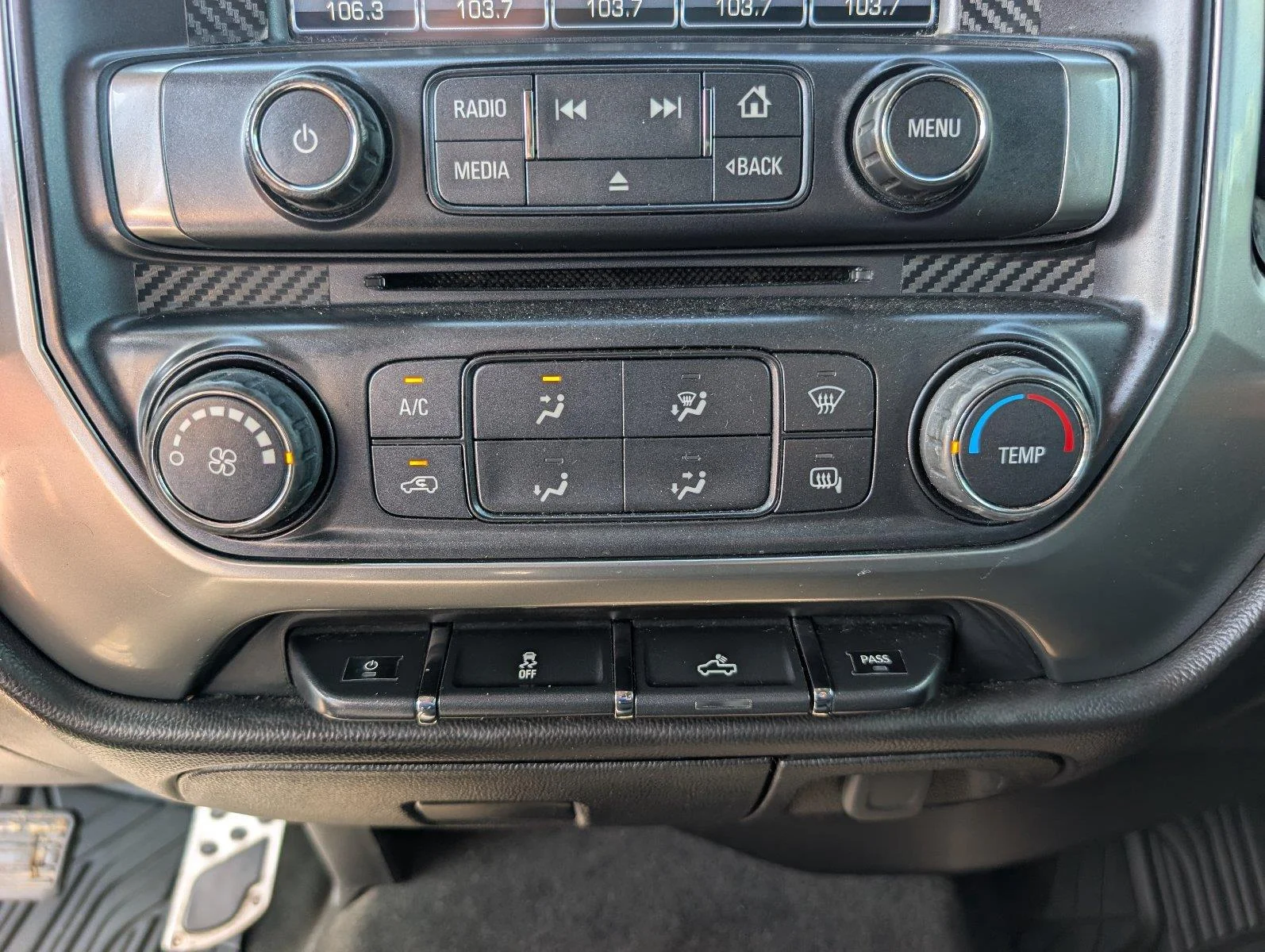 Used 2018 Graphite Metallic Chevrolet LT image 19