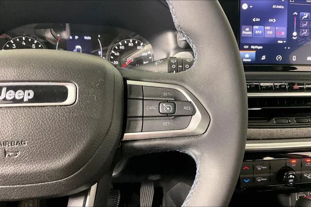 Used 2022 Red Jeep Latitude image 10