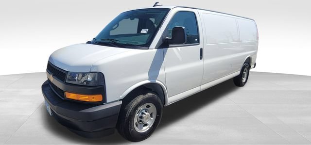 New 2025 Summit White Chevrolet WT image 4