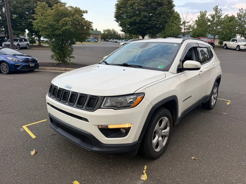 Used 2018 White Jeep Latitude image 3