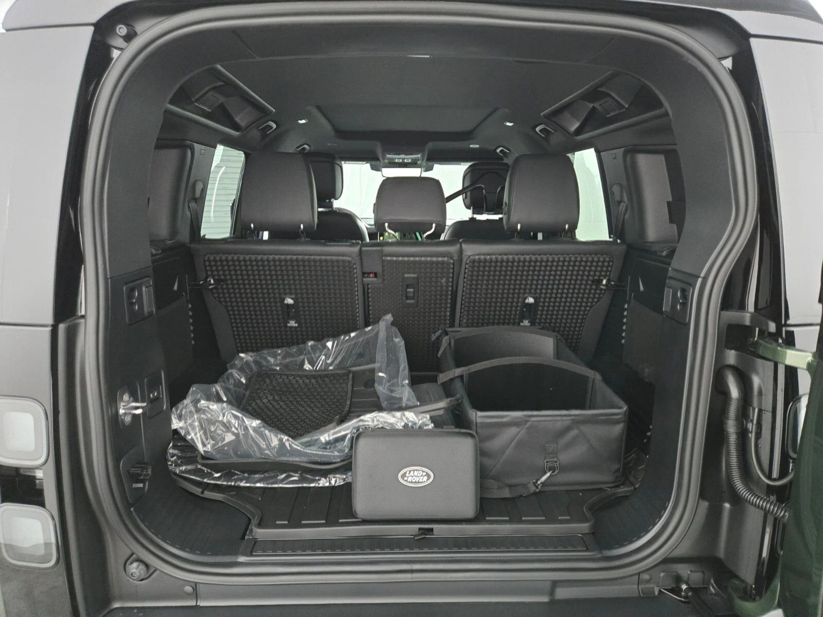 New 2026 Woolstone Green Land Rover X-Dynamic SE image 15