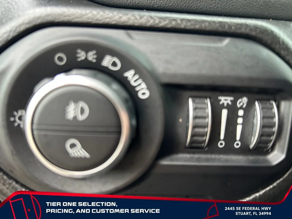 Used 2022 Gray Jeep Overland 4x4 image 14