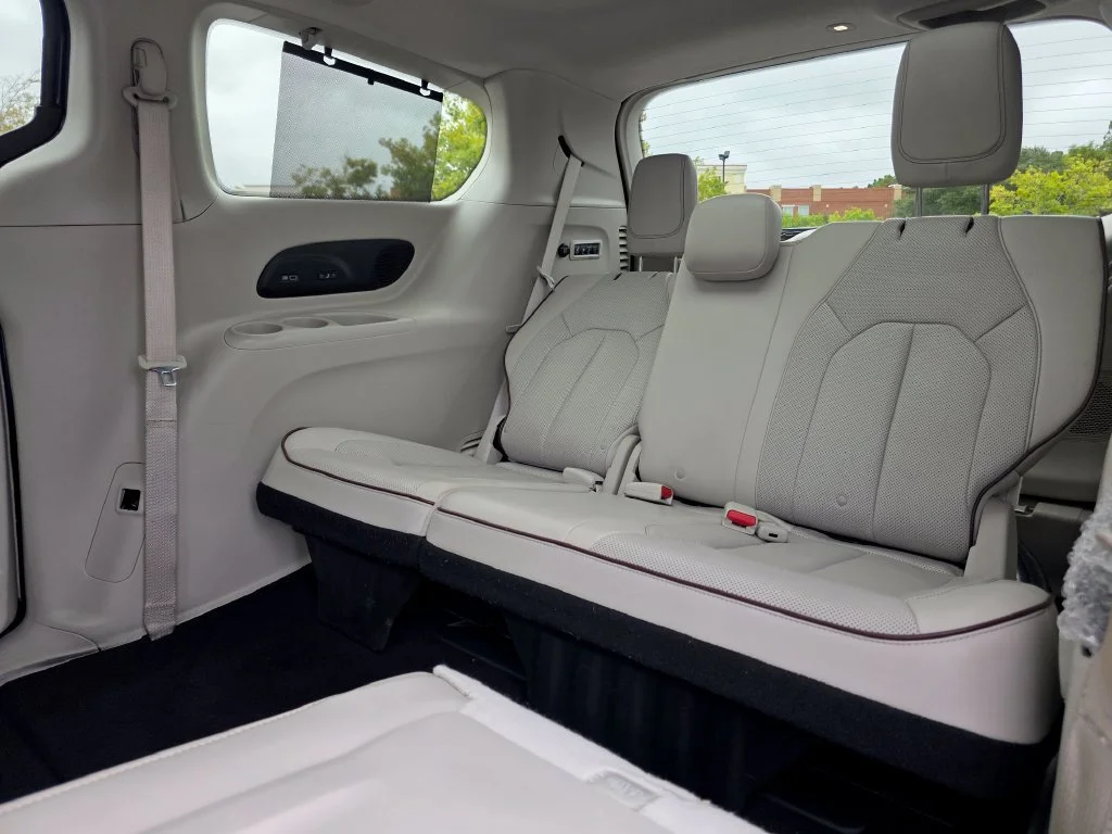 Used 2017 Blue Chrysler Limited image 29