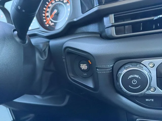 Used 2025 White Jeep Mojave image 27