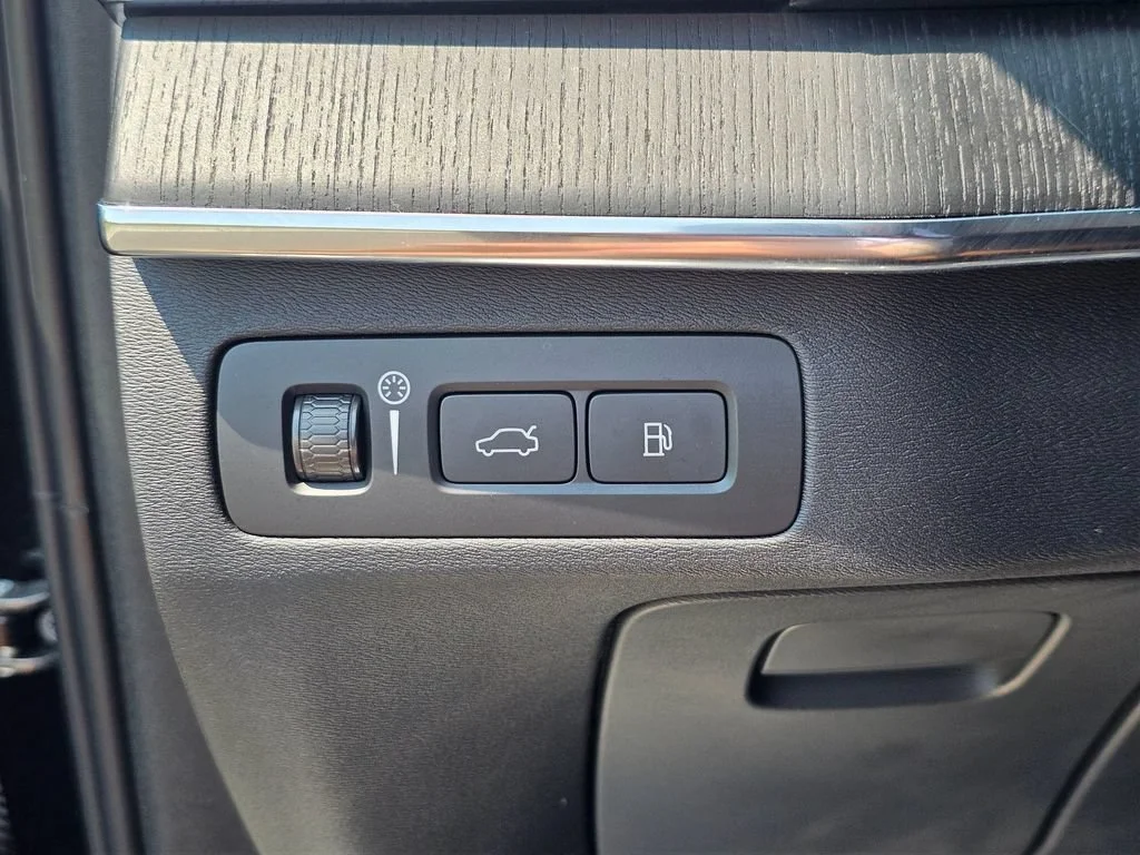 Used 2022 Black Volvo Inscription image 26