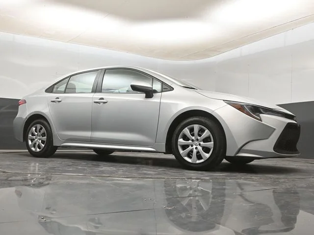 Used 2022 Silver Toyota LE image 17