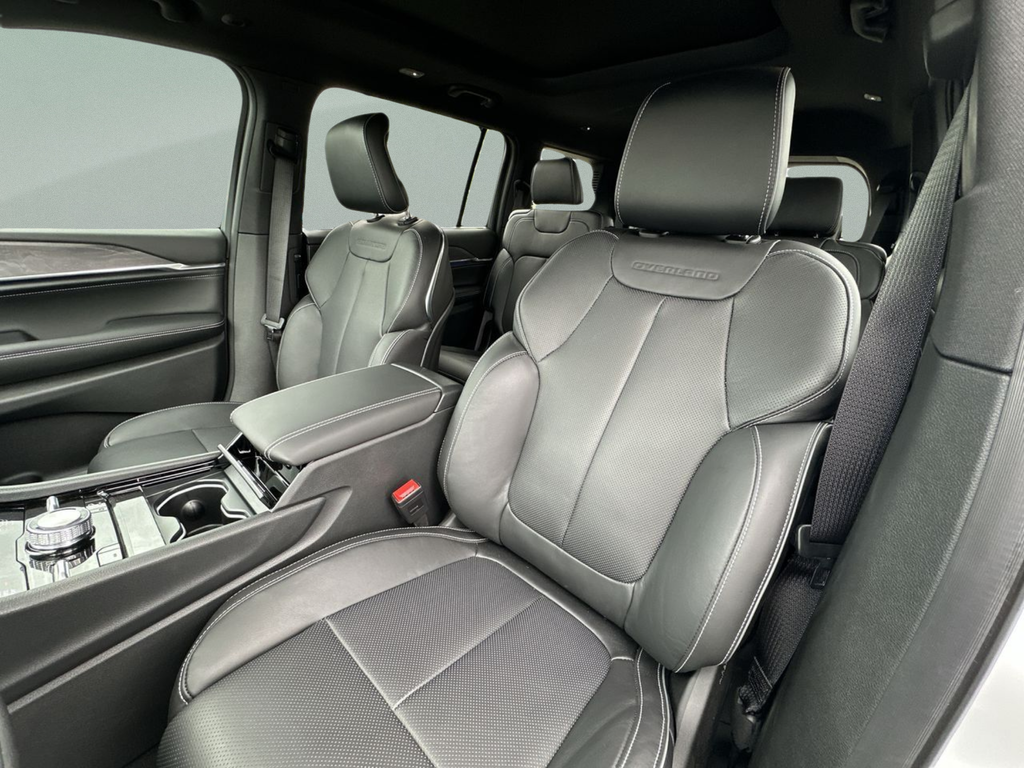 New 2025 Bright White Clear-Coat Exterior Paint Jeep Overland image 42