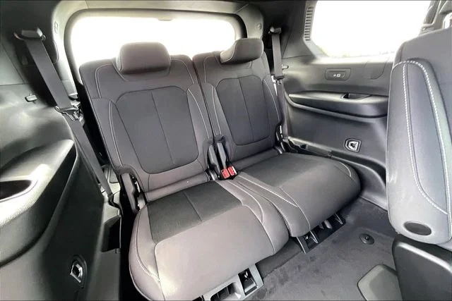 New 2026 Diamond Black Crystal Pearl-Coat Exterior Paint Jeep Laredo image 28