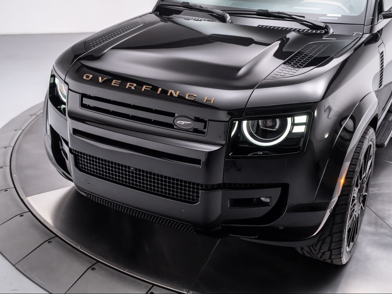 New 2026 Santorini Black Land Rover P500 V8 image 9