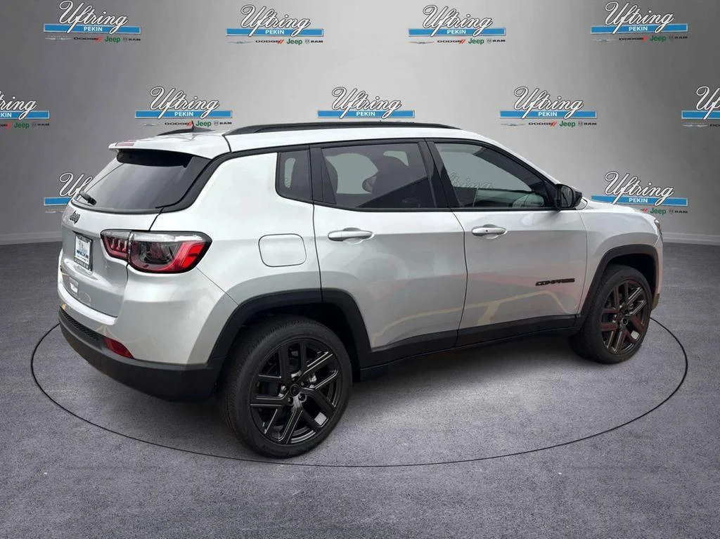 New 2026 Silver Zynith Metallic Clearcoat Jeep Latitude Altitude image 3