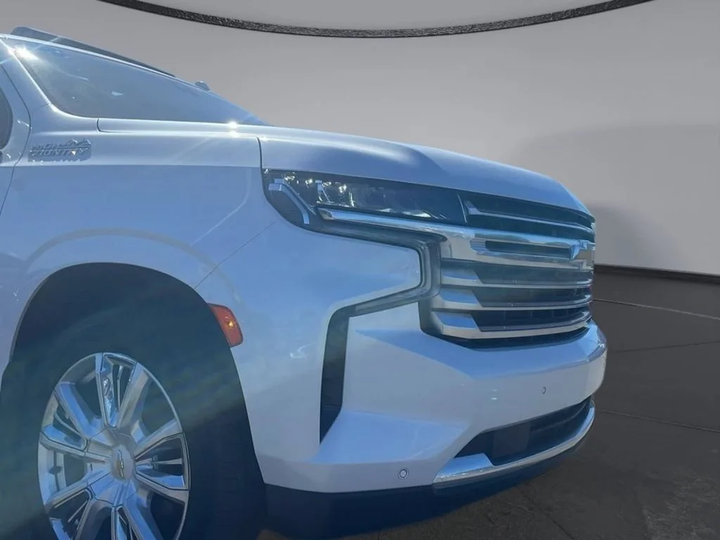 Used 2021 Iridescent Pearl Tricoat Chevrolet High Country image 30