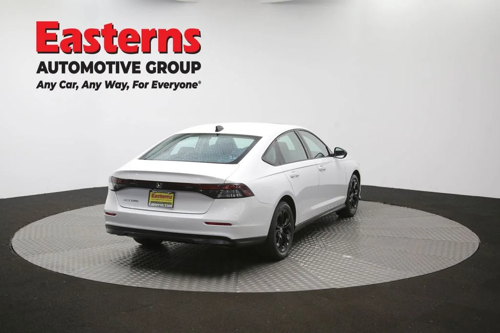Used 2025 White Honda SE image 38