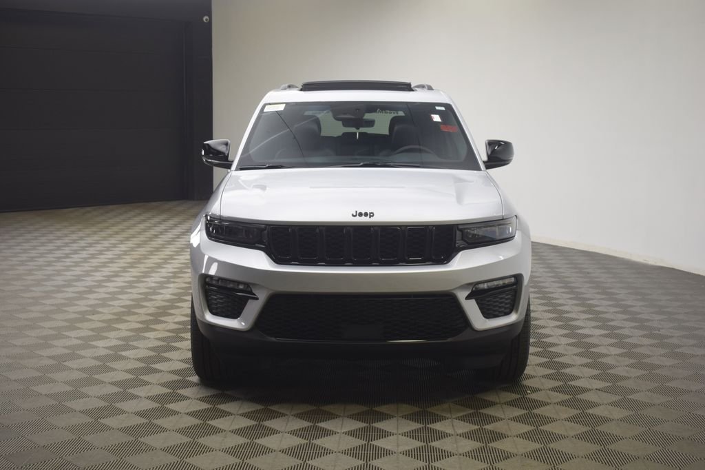New 2025 Silver Zynith Exterior Paint Jeep Limited image 2