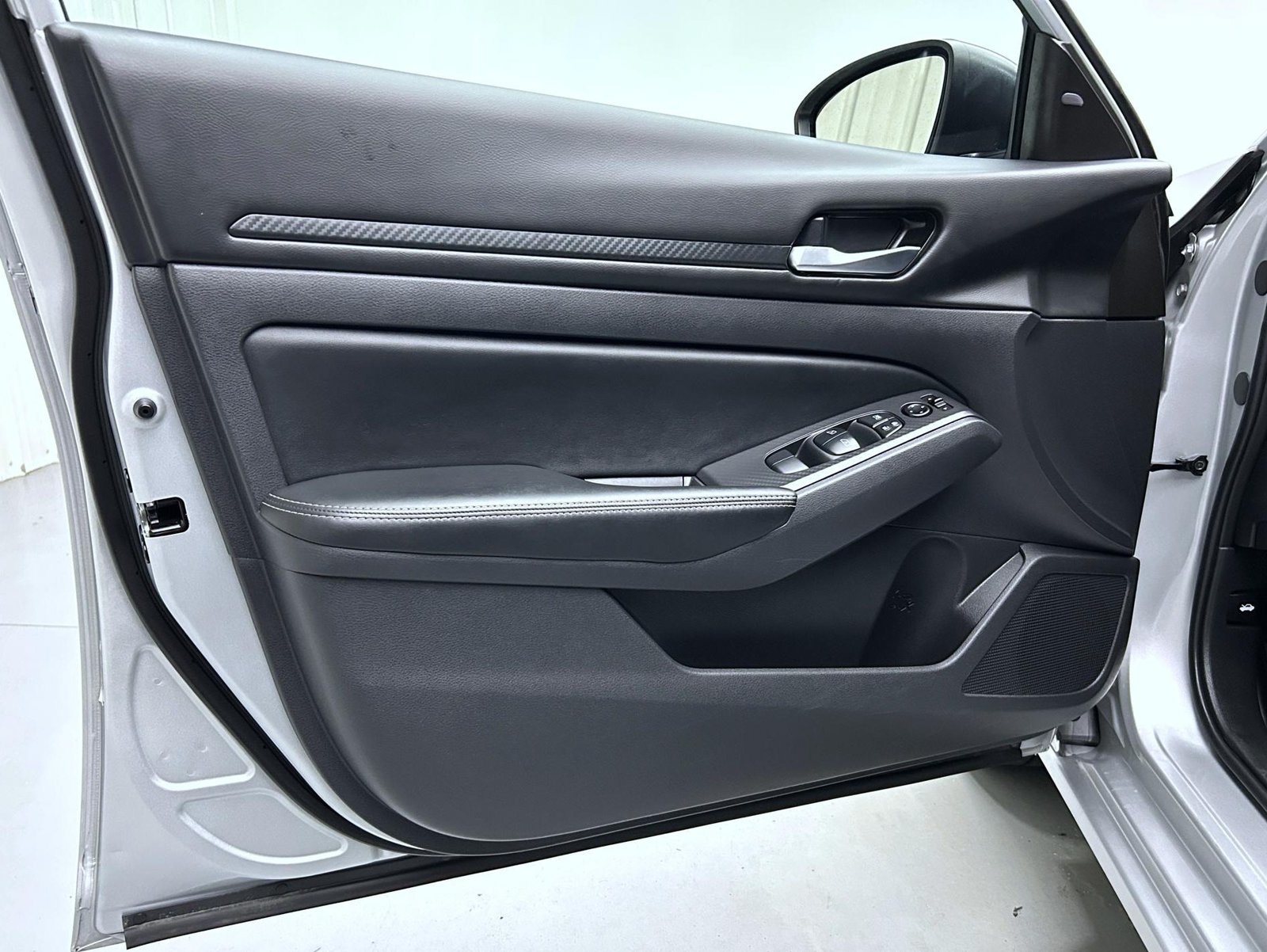 Used 2025 Silver Nissan 2.5 SV image 9