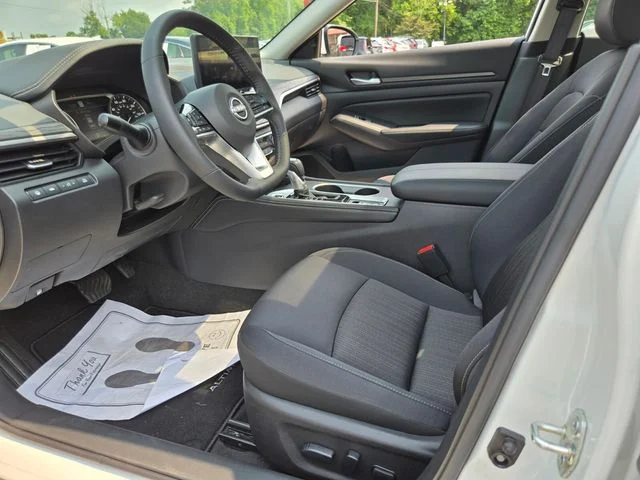 Used 2025 White Nissan 2.5 SV image 10