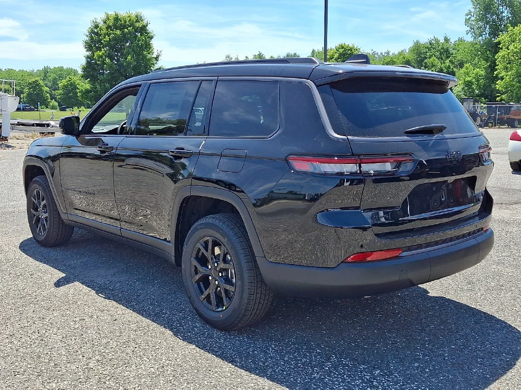 New 2026 Diamond Black Crystal Pearl-Coat Exterior Paint Jeep Laredo Altitude image 6
