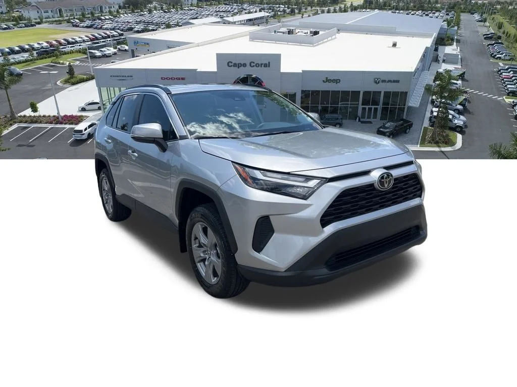 Used 2025  Toyota XLE image 9