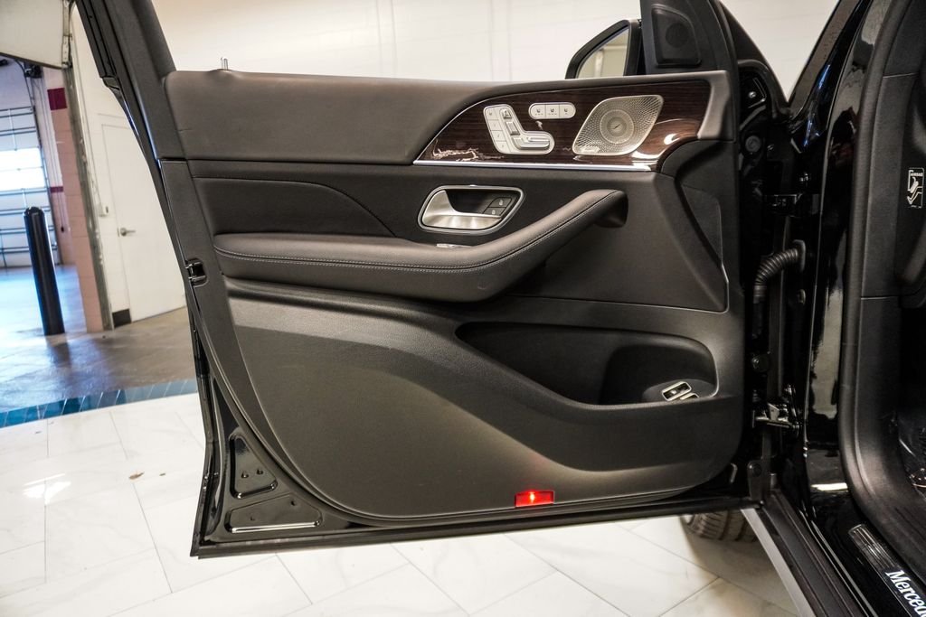 Used 2025 Black Mercedes-Benz GLE 450e image 21