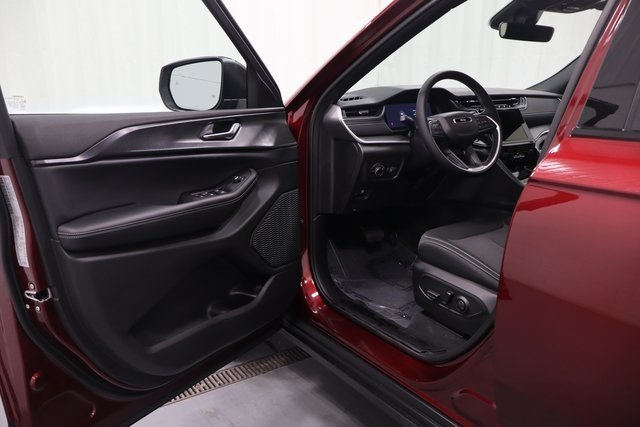 2025 Jeep Grand Cherokee Laredo photo 4