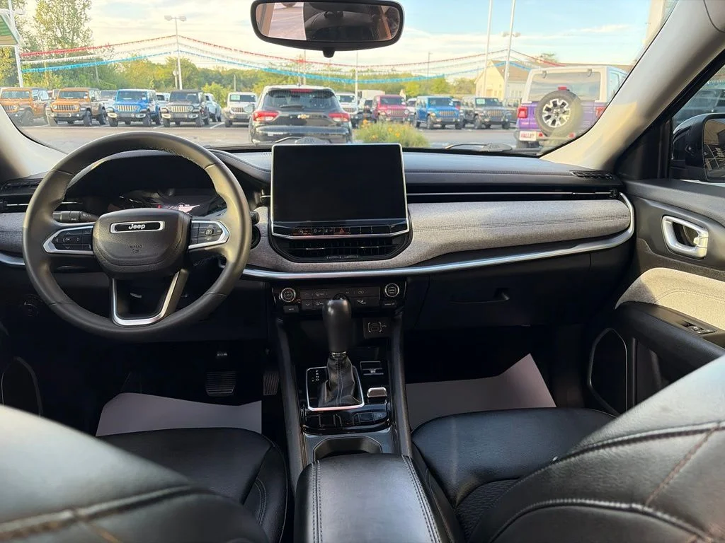 Used 2022 Black Jeep Latitude image 17