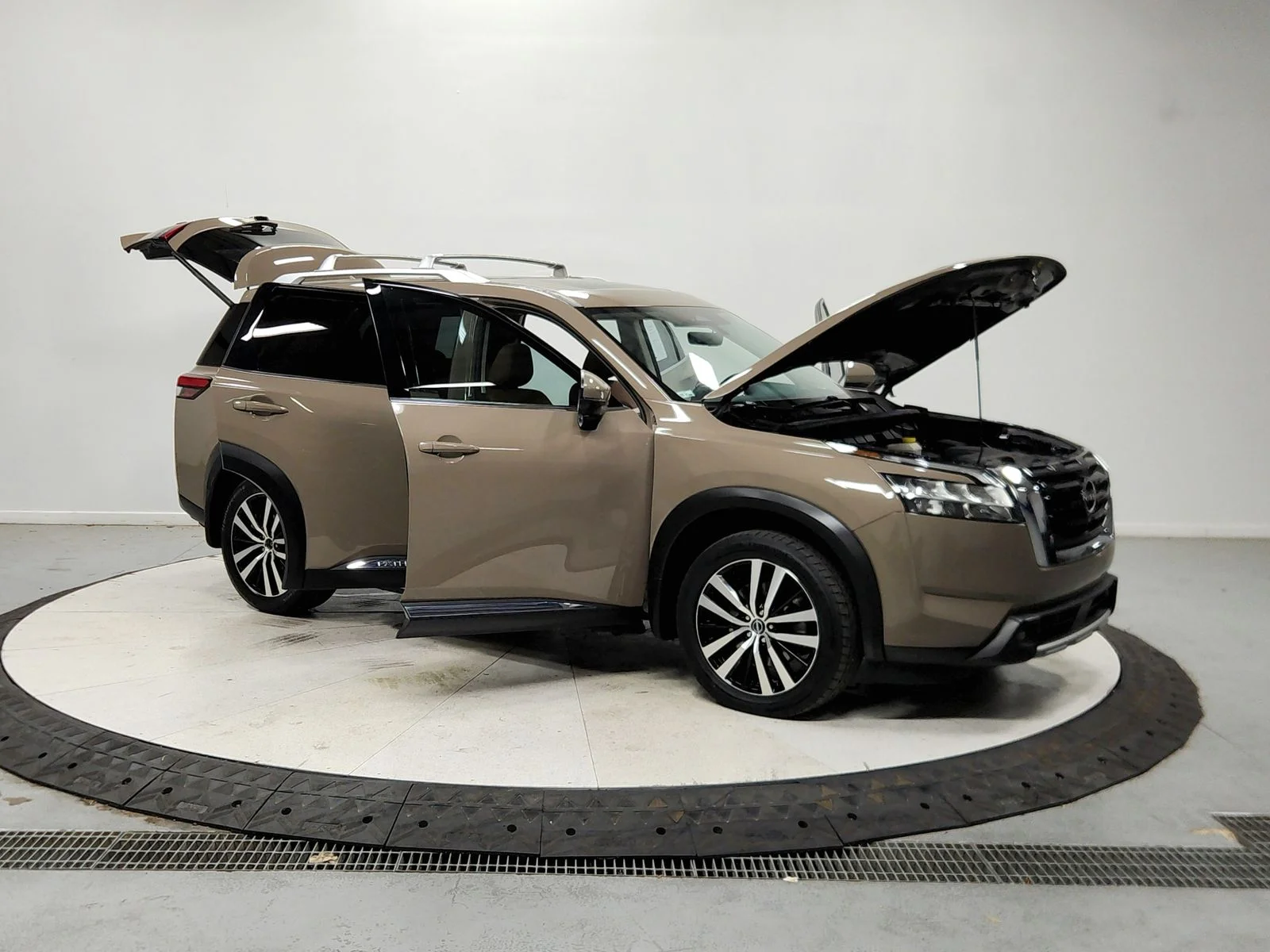 Used 2023  Nissan Platinum image 10