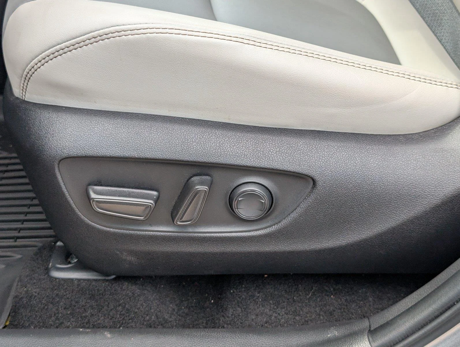 Used 2024 Silver Sky Metallic Toyota XLE Premium image 17