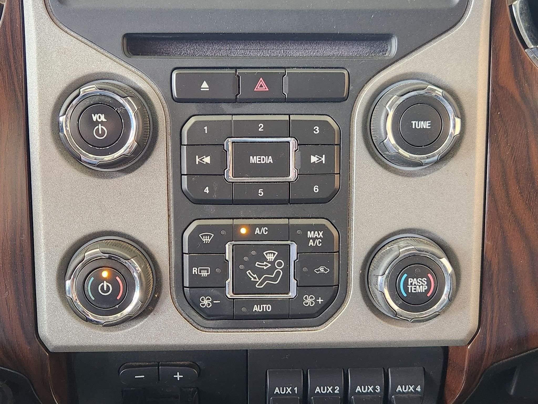 Used 2015 White Platinum Metallic Tri-Coat Ford Lariat image 18
