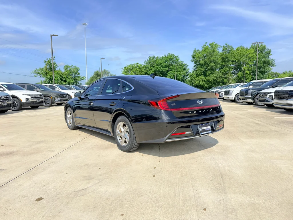 Used 2022 Phantom Black Hyundai SE image 8
