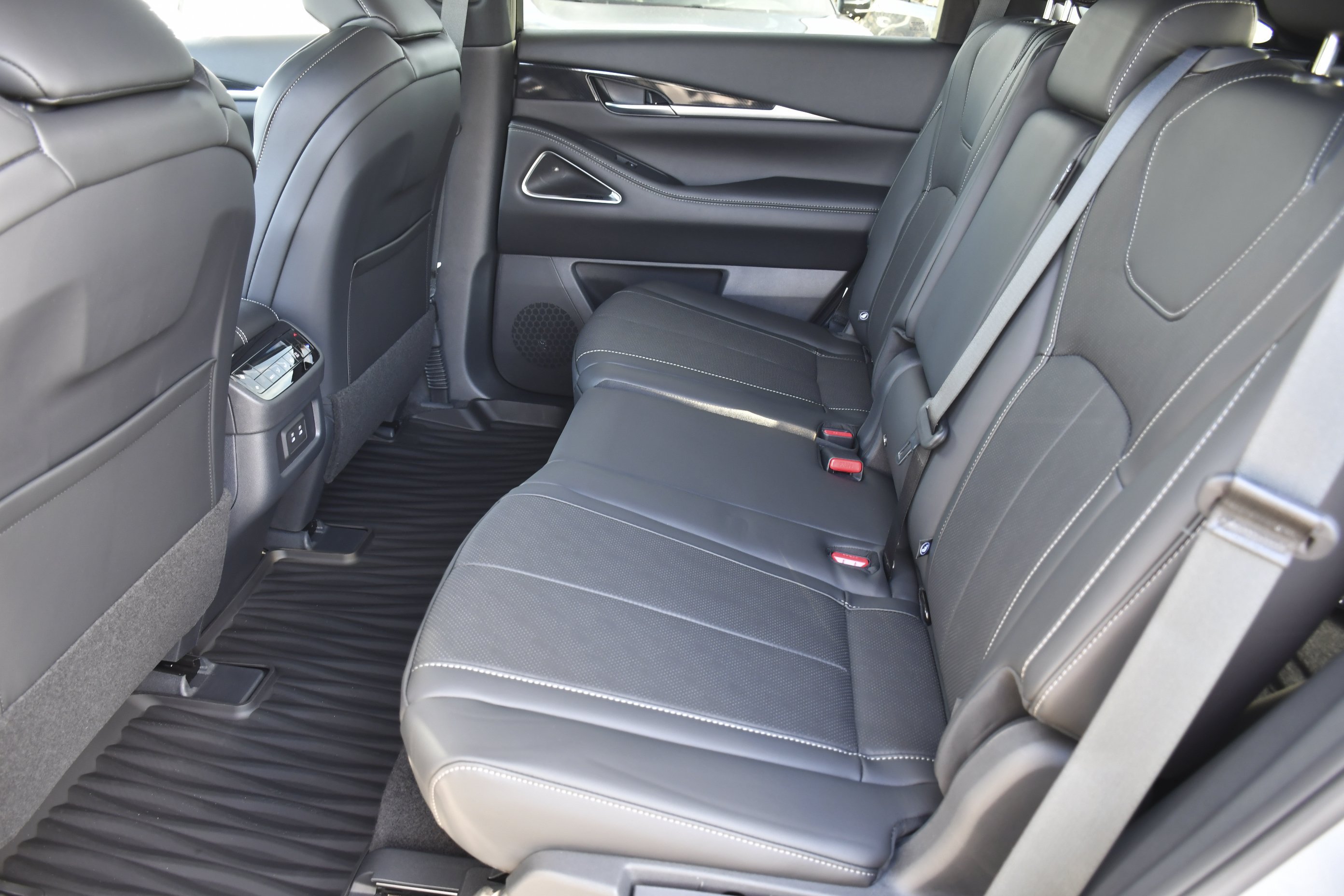New 2027 HARBOR GRAY INFINITI Sport AWD image 26
