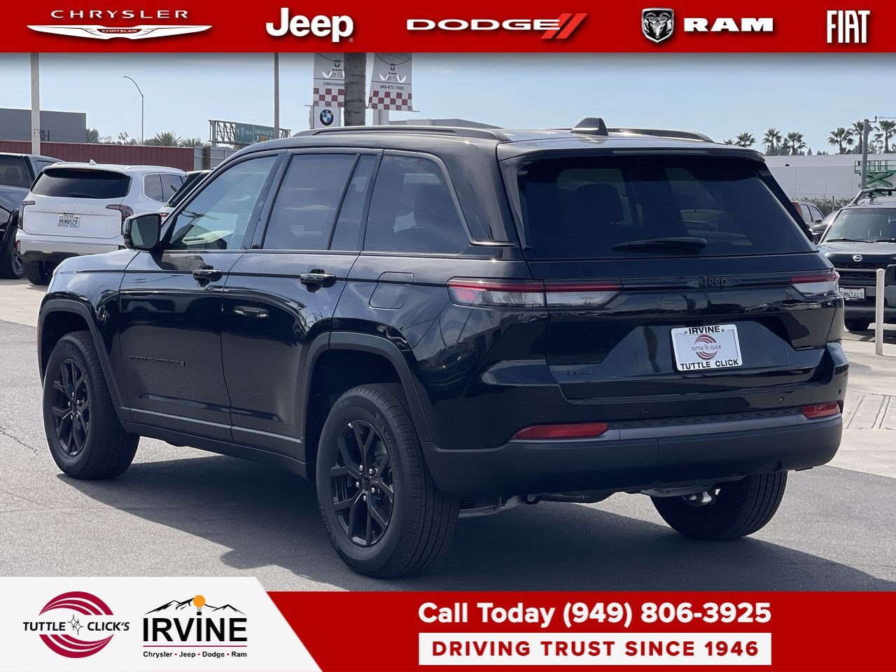 New 2026 Diamond Black Crystal Pearl-Coat Exterior Paint Jeep Laredo Altitude image 4